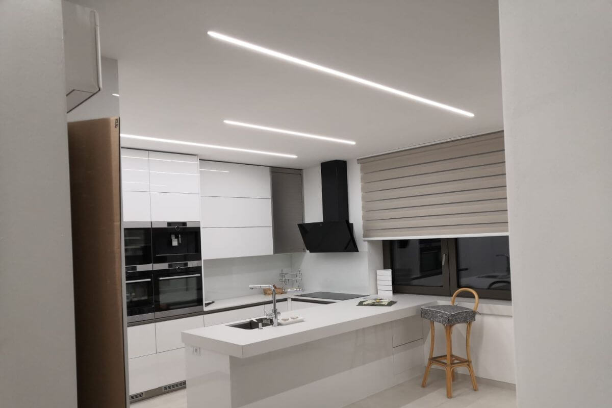 LED pásky osvětlení stropu v kuchyni